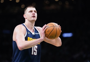 Chỉ cần đánh và nhận được gấp ba lần! Jokic ghi được 14 điểm, 14 rebound, 11 kiến ​​​​tạo và 3 cướp khi bắn 5/9 và kết thúc hiệp thứ ba.