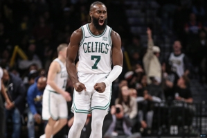 Hãy bắt đầu! Jaylen Brown ghi được 18 điểm, 2 rebound và 1 cướp trong hiệp một khi bắn 7/15.