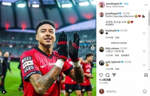 Lingard chụp ảnh ăn mừng chiến thắng: Một buổi chiều hoàn hảo! Huấn luyện viên trước đó đã bày tỏ sự không hài lòng với màn trình diễn của anh ấy