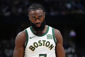 Tay nóng quá! Jaylen Brown đã ghi được 31 điểm cao nhất trong trò chơi khi bắn 11/20 và có thêm 7 lần bật lại với điểm cộng trừ là +22.