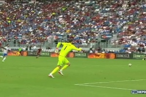 Trận giao hữu - Ý 2-1 Venezuela Donnarumma phạm lỗi khiến Retegui lập cú đúp.