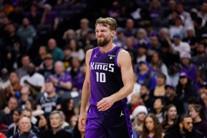 hiệu suất trung bình! Sabonis Jr. ghi được 14 điểm, 14 rebound, 6 kiến ​​​​tạo và 6 lần chuyển bóng khi bắn 6/9.