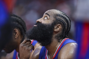 Harden ghi 3 điểm, 2 rebound và 2 kiến ​​​​tạo trong 7 phút rưỡi của hiệp một, với điểm cộng trừ là -12.