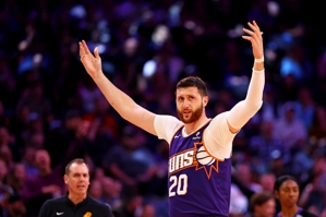 Chiến thắng Gobert trong cuộc đấu tay đôi! Nurkic ghi được 11 điểm khi thực hiện 5/11 cú sút, 15 rebound, 6 kiến ​​​​tạo, 3 lần cướp bóng và 1 lần sút.