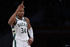 quá khỏe! Antetokounmpo ghi 19 điểm, 8 rebound và 4 kiến ​​tạo trong hiệp, ghi 8/10 bàn trong hiệp.