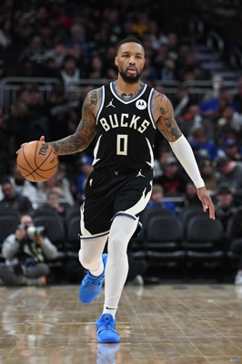 Làm việc chăm chỉ để hỗ trợ! Lillard ghi được 31 điểm, 4 rebound và 3 kiến ​​​​tạo với tỷ số 9 ăn 17 trong hiệp thứ ba.