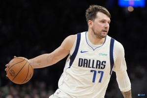 Người đầu tiên trong lịch sử có hơn 30 cú triple-double trong 6 trận liên tiếp! Doncic ghi trung bình 36,3 điểm, 10,8 rebound và 11,5 kiến ​​tạo trong 6 trận vừa qua.