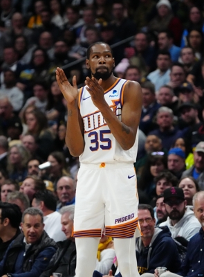 Giỏi ghi điểm! Durant ghi được 20 điểm, 4 rebound và 2 kiến ​​​​tạo ở 8 trong số 13 cú sút trong hiệp.