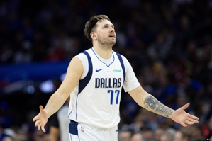 Doncic thực hiện 2 trong 5 cú sút trong hiệp một và ghi được 5 điểm, 3 rebound và 4 kiến ​​​​tạo, nhưng anh ấy cũng thực hiện 4 lần chuyển hướng!