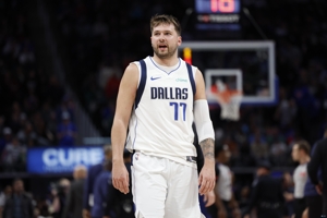 Hôm nay có thể hơn 30 được không? Doncic ghi triple-double thứ 73 trong sự nghiệp, vẫn kém Harden 3 điểm.