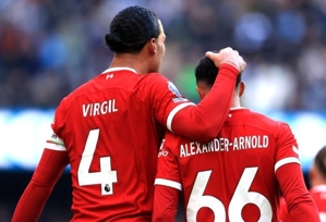 Les Echos: Van Dijk và Trent Alexander-Arnold giúp quỹ từ thiện quyên góp được hơn 20.000 bảng