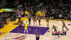 Lakers sút 58% từ sân, Russell 27+10, James ghi 47 điểm hiệu quả, dẫn dắt đội giành chiến thắng trước Hawks