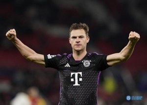 Bild: Kimmich trải qua quá trình tập luyện bổ sung dưới sự hướng dẫn của huấn luyện viên cá nhân để trau dồi kỹ năng hậu vệ phải