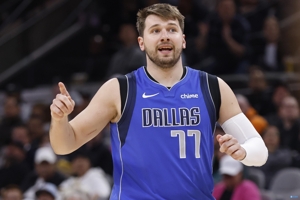 Trong điều kiện tốt! Doncic ghi được 21 điểm, 4 rebound và 5 kiến ​​​​tạo khi thực hiện 8/13 cú sút trong hiệp một.