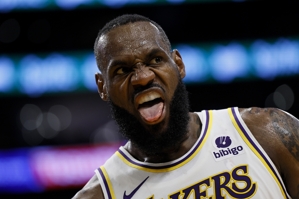 Ừm? Lakers đang dẫn 6-4 khi không có James mùa này, tỷ lệ chiến thắng cao hơn khi có James.