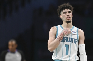 Shams: LaMelo Ball phải nghỉ thi đấu hết mùa giải vì chấn thương mắt cá chân và mới chỉ chơi 22 trận mùa này