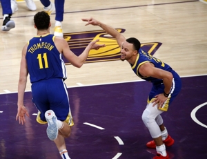 Lần thứ tư, Splash Brothers đều đạt được hơn 250 quả ba điểm trong cùng một mùa giải, bộ đôi duy nhất trong lịch sử.